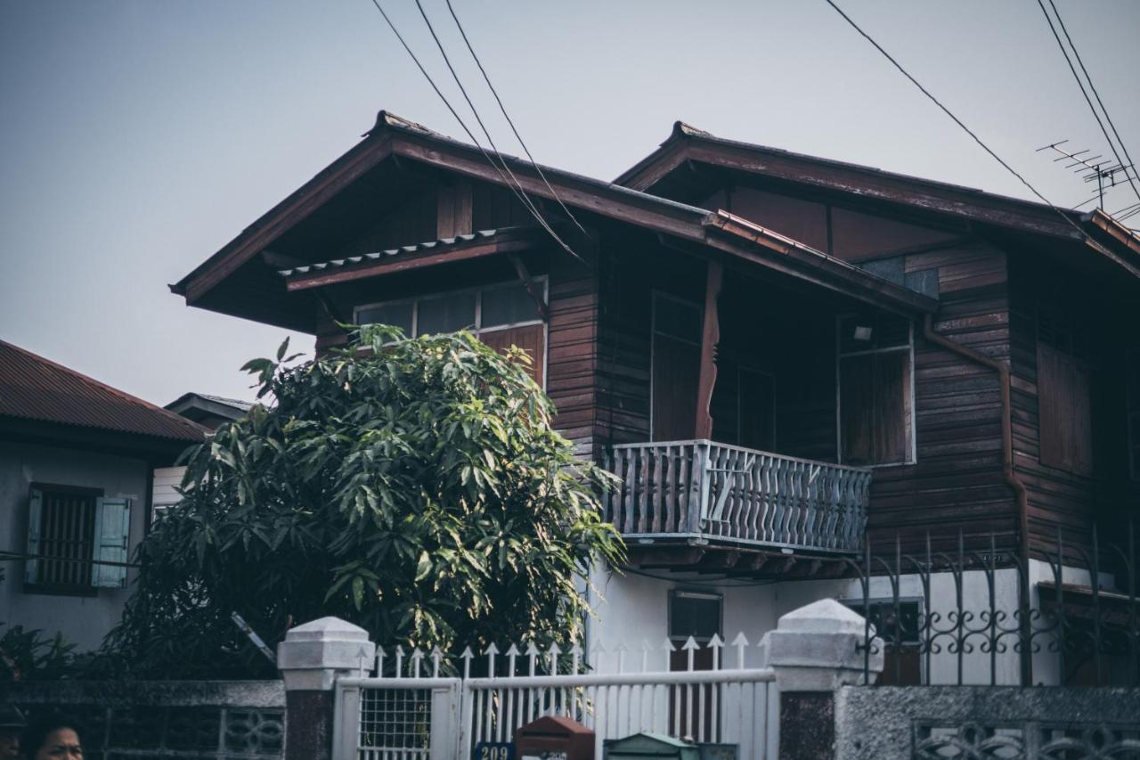 Hostel One Of Us House Bangkok Exterior foto